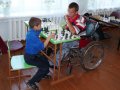 Сельский парень учит детей-инвалидов играть в шахматы