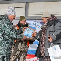 Победителю фестиваля "Народная рыбалка" вручили сертификат на 50 тысяч рублей. Фоторепортаж