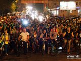 Сотни велосипедистов проехали по Светланской ночью. Фоторепортаж