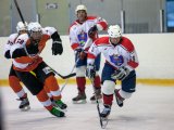 Во Владивостоке проходит открытый чемпионат по хоккею среди любителей. Видео