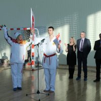 Олимпийский факел передали спортивному комплексу Уссурийска. Фото