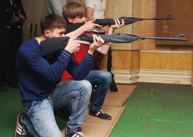 Стрельбы из пневматической винтовки состоялись в Находке для учащихся старших классов. Фото