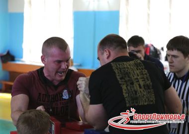Армлестлеры разыграли награды чемпионата Приморского края
