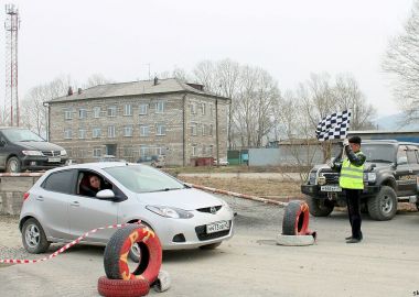 Сахалинские автомобилисты состязались в фигурном маневрировании
