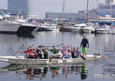 Участники соревнований по гребле на лодках класса «Дракон» приступили к первым тренировкам