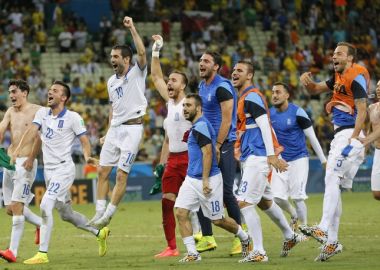 Гол с пенальти помог сборной Греции обыграть команду Кот-д`Ивуара и выйти в плей-офф