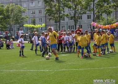 Новые пришкольные стадионы и спортивные площадки массово строили во Владивостоке в 2013 году
