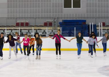 Воспитанники детских домов покатались на коньках в «Фетисов Арене»