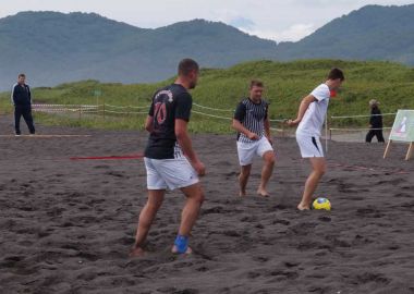 В Петропавловске прошли первые матчи открытого чемпионата города по пляжному футболу