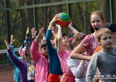 В пришкольных лагерях Владивостока проводят «Веселые старты»
