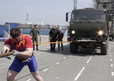 Владивостокский спортсмен сдвинет с места электропоезд