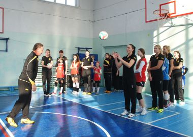 Волейболистки «Приморочки» встретились с юными спортсменами в Находке