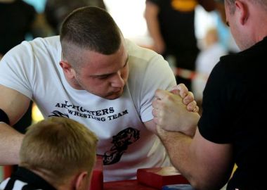 В чемпионате Приморья по армспорту выявят сильнейших рукоборцев