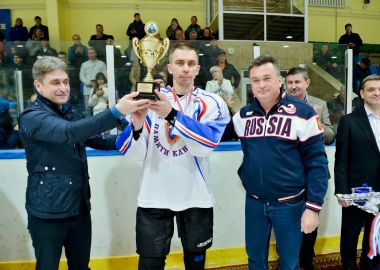 Губернатор Приморья наградил в Уссурийске призеров хоккейного турнира памяти Романа Клиза