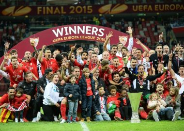 Футболисты "Севильи" второй год подряд выиграли Лигу Европы