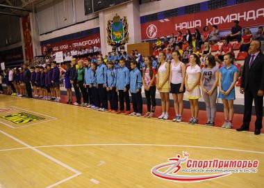 В Приморье стартовал международный юношеский турнир по бадминтону и теннису