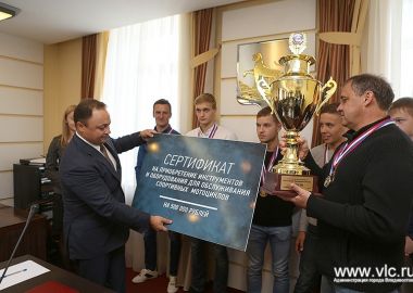Глава Владивостока наградил спидвейный клуб «Восток» за большой вклад в развитие технических видов спорта