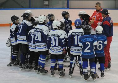 Сергей Гимаев встретился с юными хоккеистами Находки