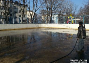 Заливка катков и хоккейных коробок во Владивостоке идет полным ходом