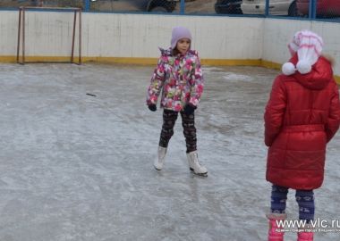 Заливка катков и хоккейных коробок во Владивостоке идет полным ходом