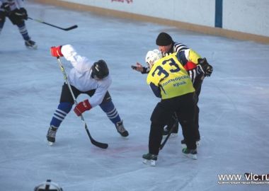 Во Владивостоке стартовал турнир по дворовому хоккею на кубок главы города