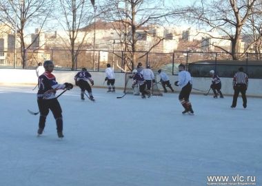 Любители хоккея сыграли на дворовых площадках во Владивостоке