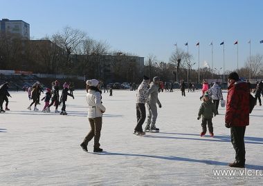 Во Владивостоке продолжают работать открытые муниципальные хоккейные коробки и катки
