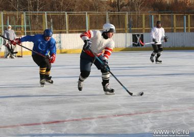 Любители хоккея сражаются за кубок главы Владивостока