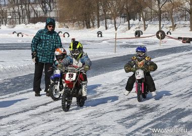 Соревнования по мотоспорту проходят на льду озера Чан