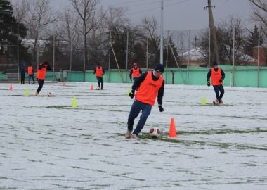 Футболисты "Луча-Энергии" провели снежную тренировку в Крымске