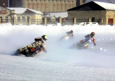 Открытый чемпионат Приморья по ледовым мотогонкам собрал сотни зрителей