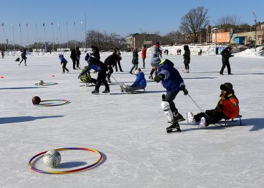 Маленькие владивостокцы приняли участие в состязаниях на коньках