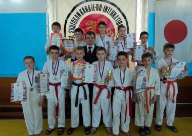 Десять медалей краевого первенства завоевали лесозаводские каратисты