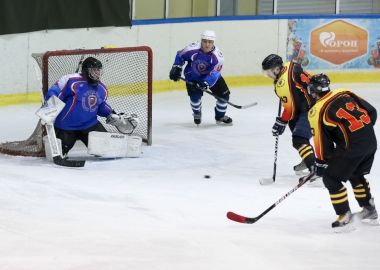 Силовики Дальнего Востока сыграли в хоккейном турнире памяти Романа Клиза