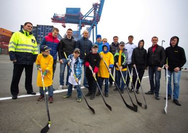 Хоккеисты «Адмирала» посетили морской торговый порт Владивостока