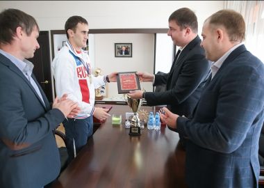 Павел Серебряков поздравил победителя Чемпионата Европы по кикбоксингу из Приморья