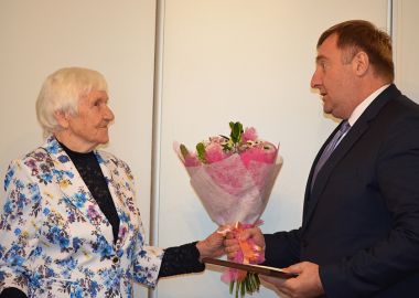 Во Владивостоке с 85-летием поздравили прославленную приморскую байдарочницу Надежду Левченко