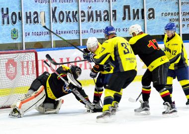 «Вольфрам» и «Восток» встретятся в финале Ночной хоккейной лиги Приморья