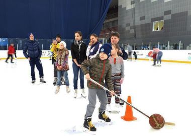 Спортивный клуб «Адмирал» приглашает жителей и гостей региона на мастер-классы, хоккейные эстафеты и сеансы свободного катания