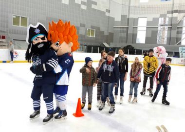 Спортивный клуб «Адмирал» приглашает жителей и гостей региона на мастер-классы, хоккейные эстафеты и сеансы свободного катания