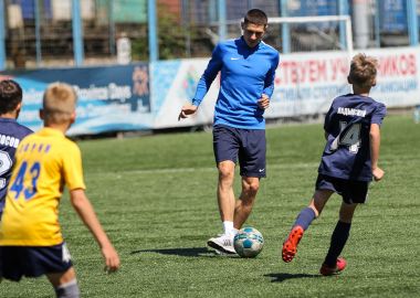 Игроки «Луча-Энергии» провели мастер-класс для юных футболистов