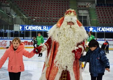 Первыми в стране подарки от Деда Мороза получили юные хоккеисты из детского дома Владивостока