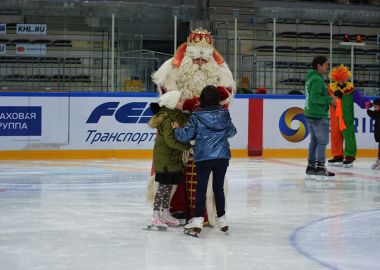 Первыми в стране подарки от Деда Мороза получили юные хоккеисты из детского дома Владивостока