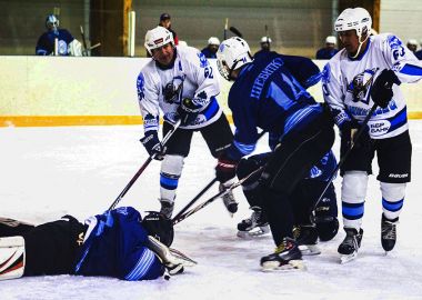 В борьбу за кубок Владивостокской хоккейной любительской лиги вступили взрослые команды