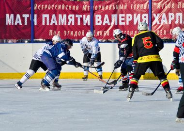 Ветераны Ночной хоккейной лиги Приморья провели гала-матч памяти Валерия Харламова