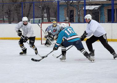 Определился второй финалист турнира по дворовому хоккею во Владивостоке