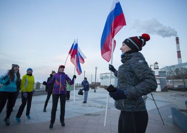 Российских олимпийцев во Владивостоке поддержали забегом с национальными флагами. Памятка болельщикам