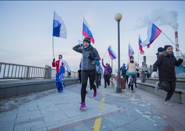 Российских олимпийцев во Владивостоке поддержали забегом с национальными флагами. Памятка болельщикам