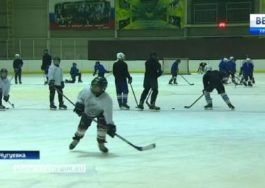 Юные хоккеисты команды «Восток» готовятся ко всероссийскому турниру «Золотая шайба»