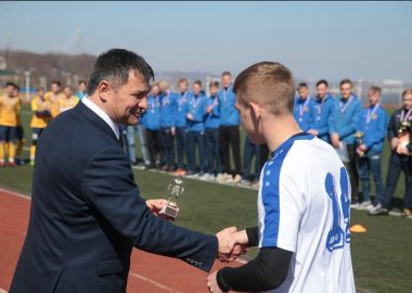 Андрей Тарасенко вручил награды победителям международного юношеского турнира по футболу